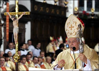 [_42422913_glemp_416_afp.jpg]