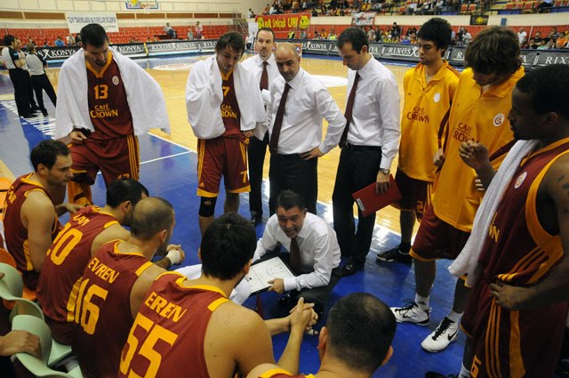 [11.10.2009-galatasaray_bench.jpg]