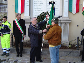 La Bandiera dell'Ass. Combattenti e Reduci, viene consegnata in custodia al Gruppo Alpini.