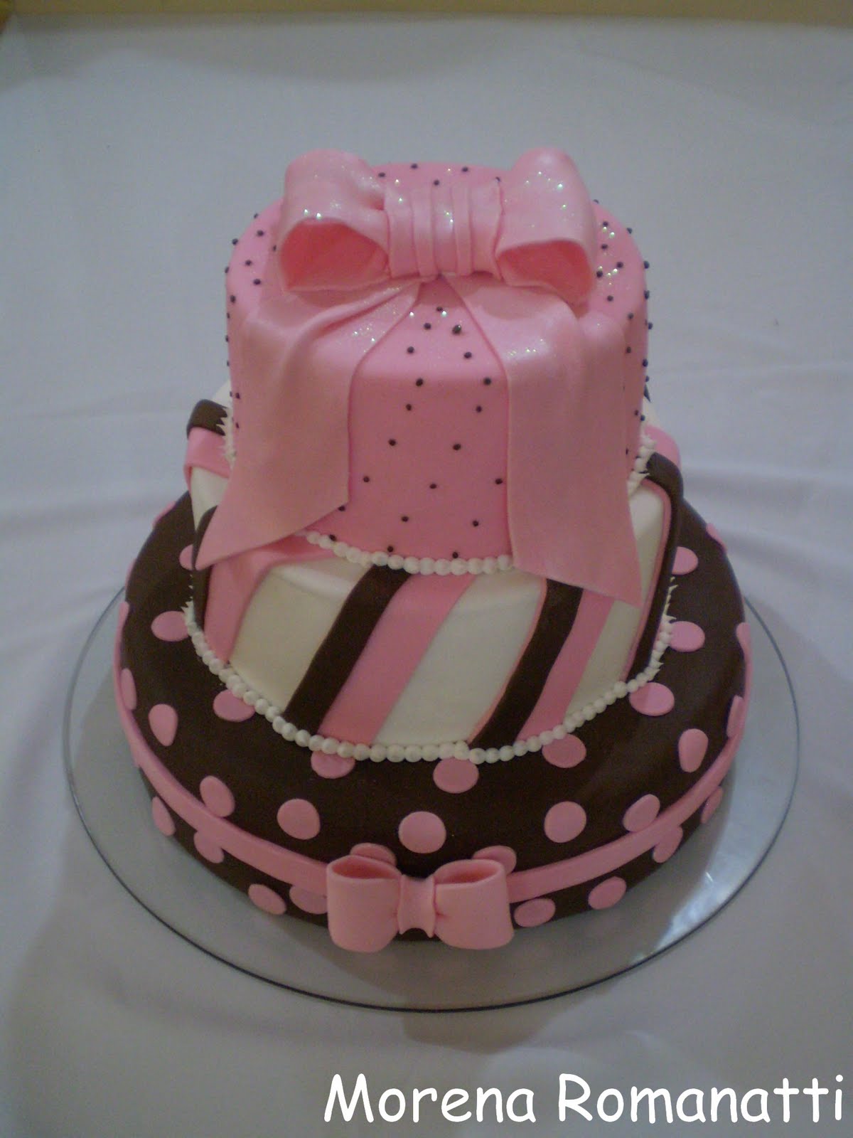 Morena Romanatti Cake Designer BOLO DE PASTA AMERICANA E CUP CAKES