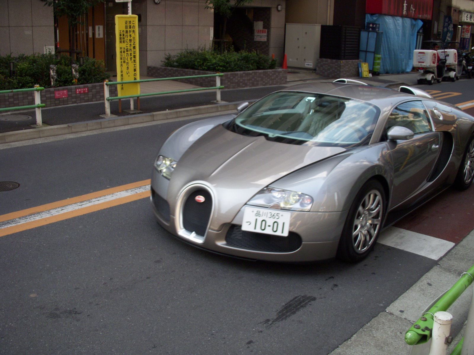 [Bugatti+Veyron+Front+in+Tokyo.JPG]