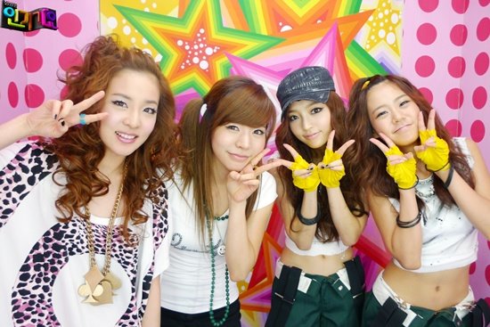 2ne1, Kara, Girls' Generation