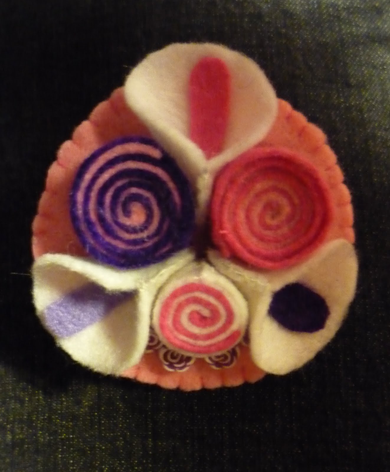 [broche+lila1.JPG]
