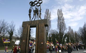[El+Museo+Olímpico+de+Lausana+fue+el+escenario+que+eligió+ayer+la+comunidad+tibetana+para+llevar+sus+protestas.jpg]