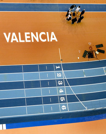 [Varios+operarios+del+velódromo+Luis+Puig,+en+la+pista+que+acogerá+los+Campeonatos+del+Mundo+de+Atletismo+en+Valencia..jpg]