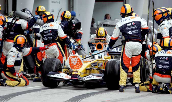 [Fernando+Alonso,+de+la+escudería+Renault,+realiza+una+parada+en+boxes+en+el+Gran+Premio+de+Malasia+(Efe)..jpg]