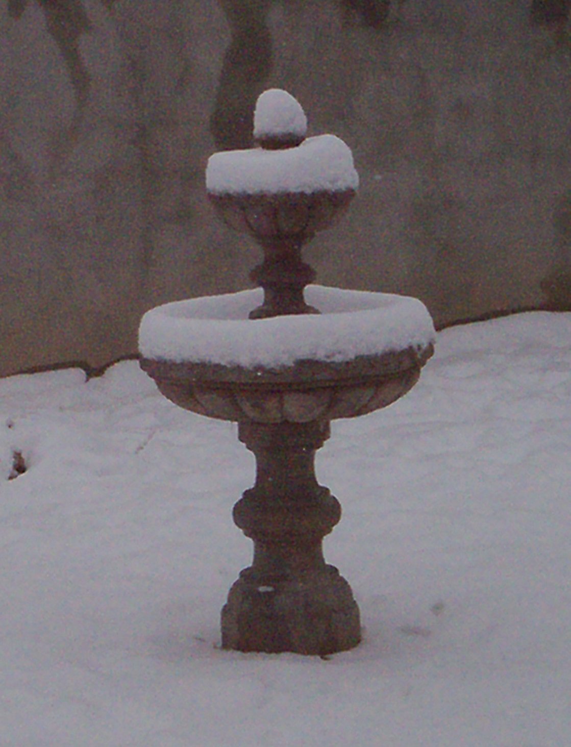 [snow+on+fountain.jpg]
