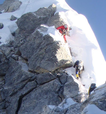Mount_Everest_Climbers_on_Hillary_Step