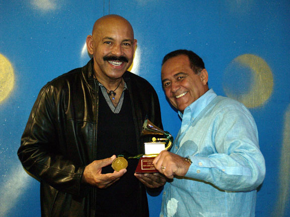 Oscar y su Manager Oswaldo Ponte con el Premio Grammy