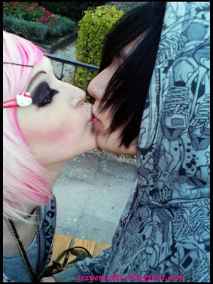 emo love kissing. emo anime love kiss. emo love
