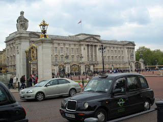 Buckingham-palace-london-taxi.jpg