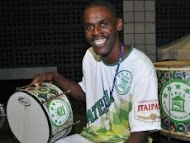 Mestre Jonas está na Europa dando aulas de percussão