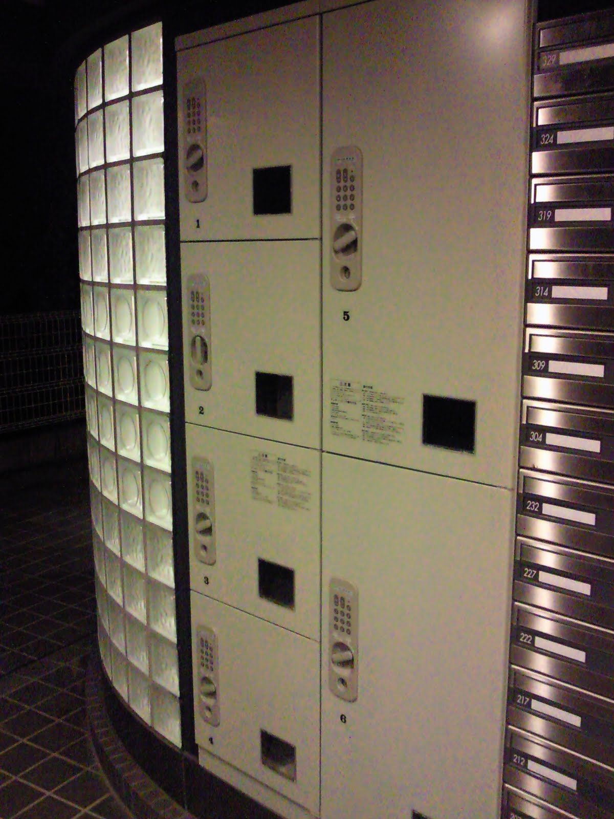 Shared House in Tokyo JAPAN blog (living at Social Apartment) lock boxes