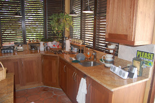 Ebanistería Cintrón: Gabinete en Madera con Tope en Granito