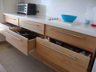 Ebanistería Cintrón: Gabinete de Cocina en Roble Rojo con Tope de Granito