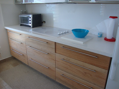 Ebanistería Cintrón: Gabinete de Cocina en Roble Rojo con Tope de Granito