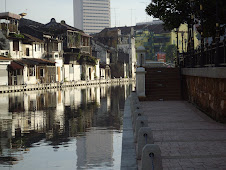 Buildings on either side of Melaka river, akin to Venice.