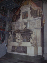 Michel angelo's tomb in Santa Croce basilica.