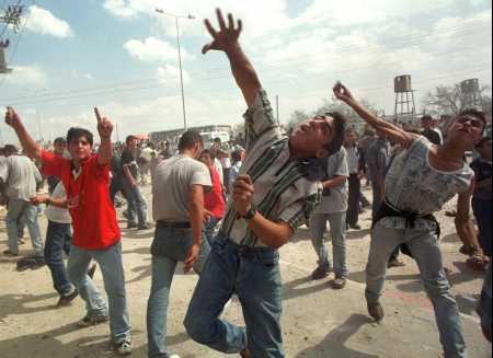 http://3.bp.blogspot.com/_Wua1QggQxV0/TQFGdA2eVFI/AAAAAAAAAEw/Rasw9UC4n_g/s1600/intifada-stones.jpg