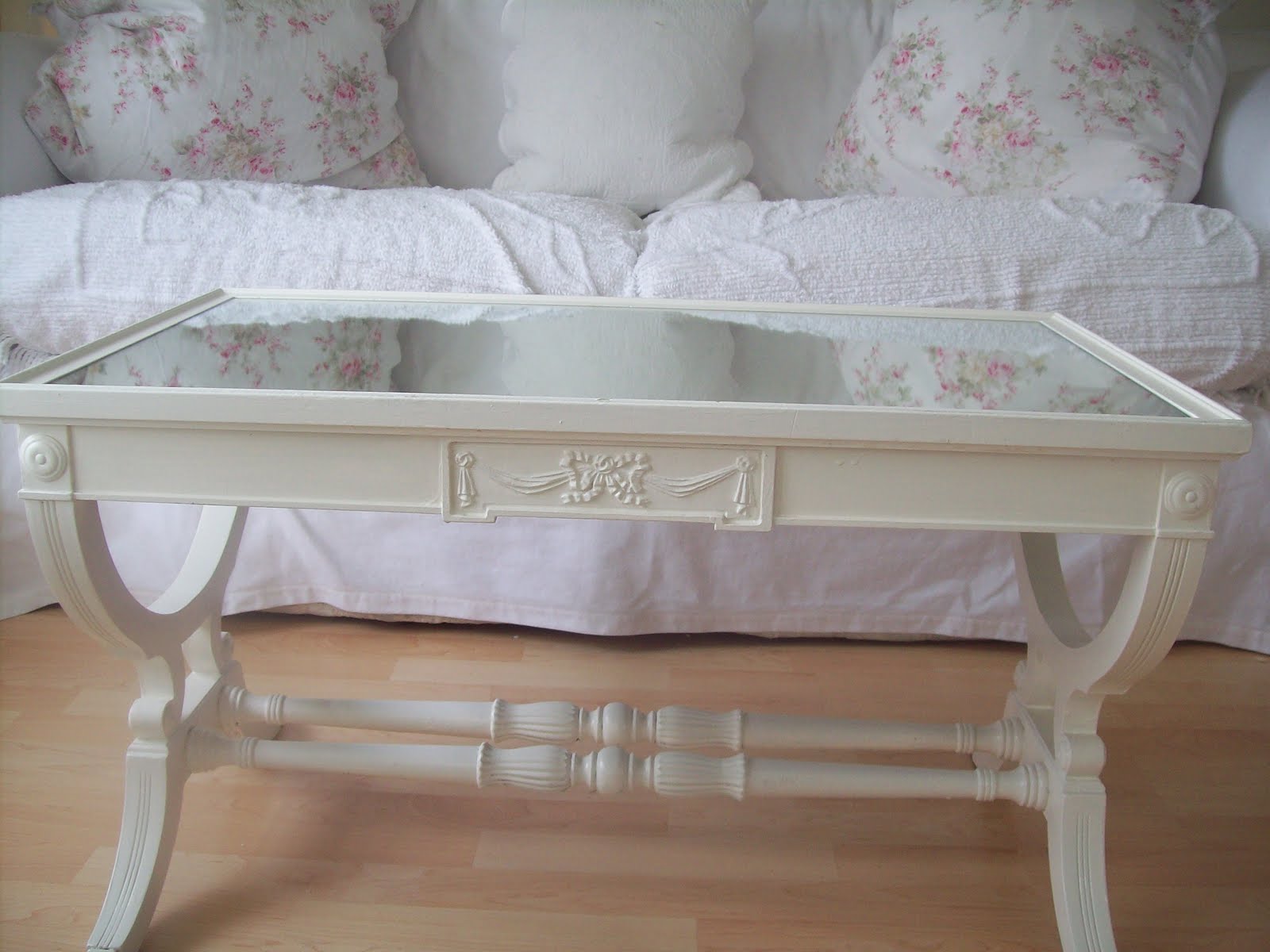 White Cottage Chic shabby coffee table