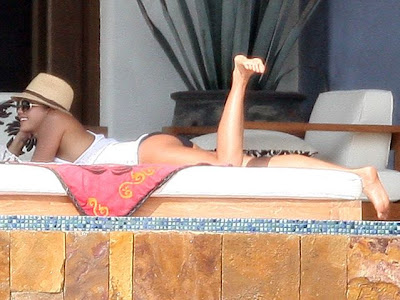 Jessica Alba Relaxing In Cabo