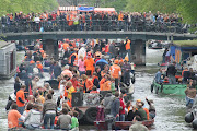 Koninginnedag 2010als vanouds, God zij dank (amsterdamse grachten koninginnedag)