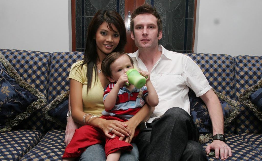 Annas Obsesi Jurnalis Little About Farrah Quin