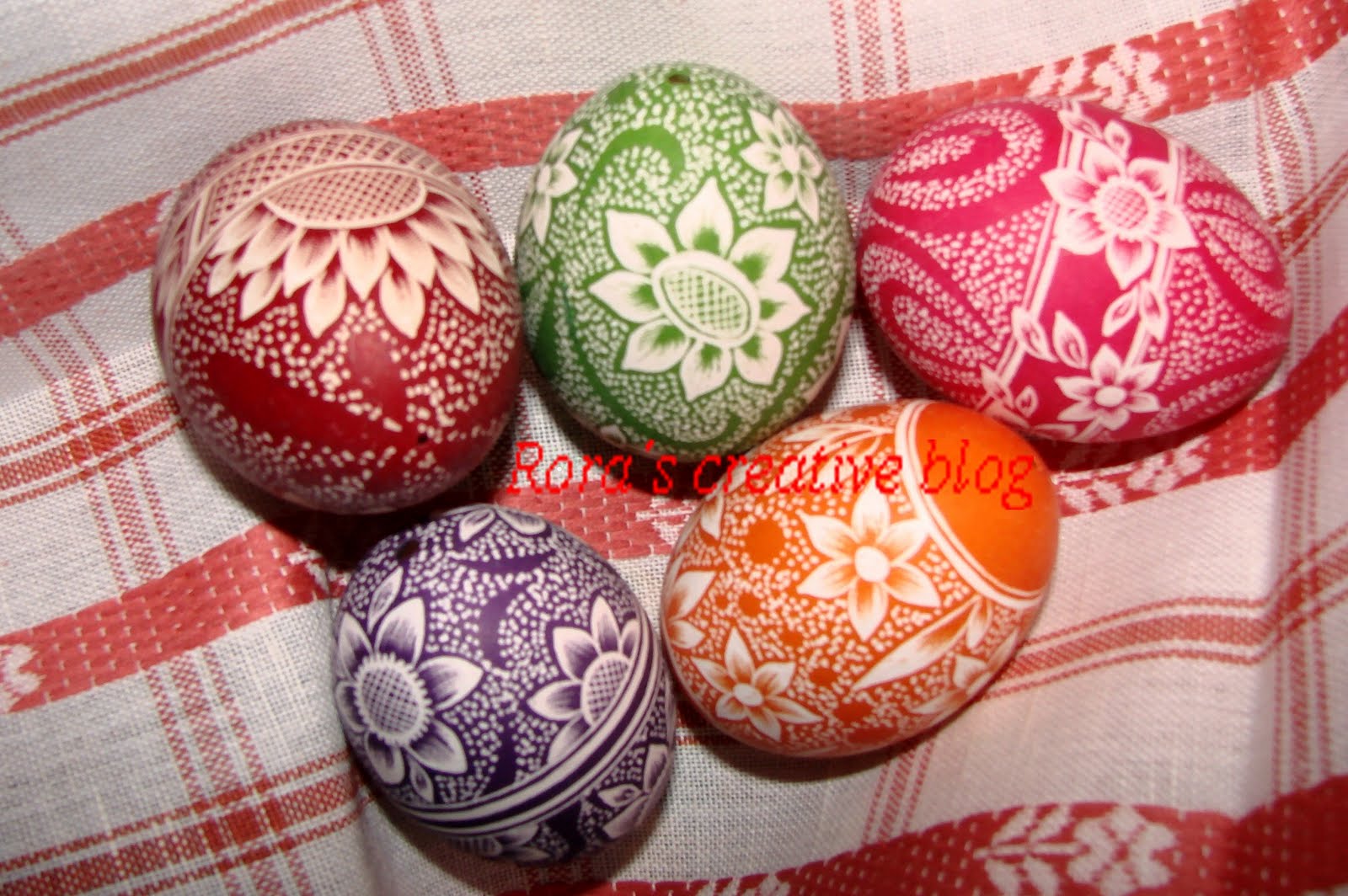 Handcraft Blog Steps how to scratch decorated easter eggs