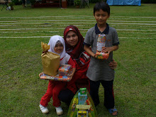 Aisyah bersama Ummi dan Along pada hari penyampaian hadiah sekolah..