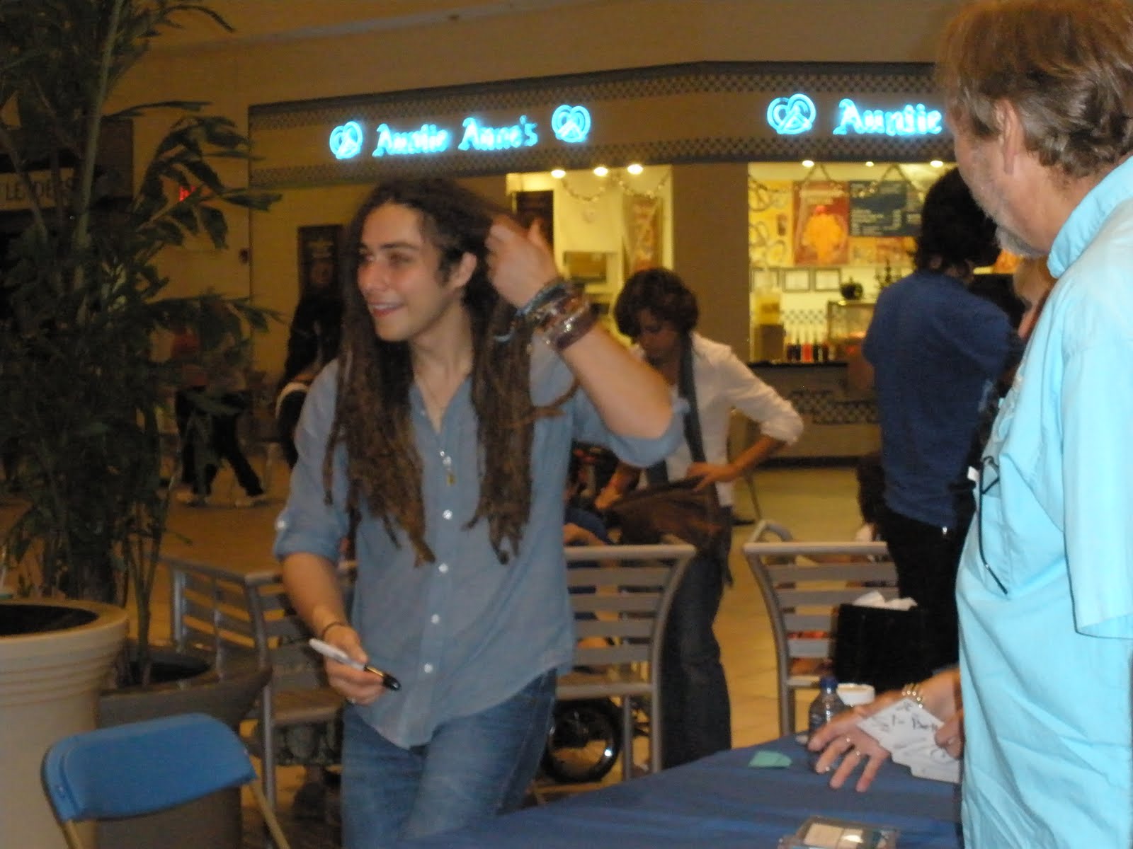 [Jason+Castro+at+signing+table.JPG]