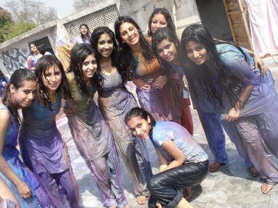 indian girls wallpapers. Indian Girls Playing Holi: