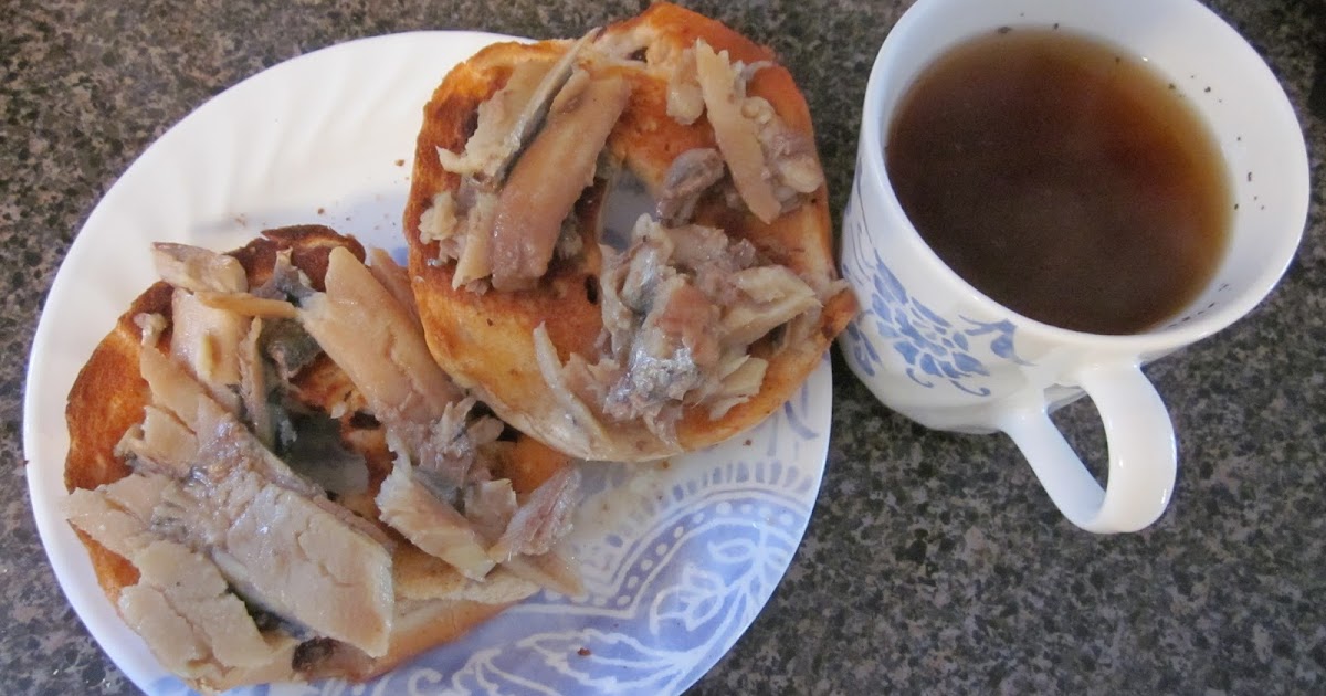Cheap, healthy and delicious eats What's for lunch? Smoked herring on top of toasted bagel