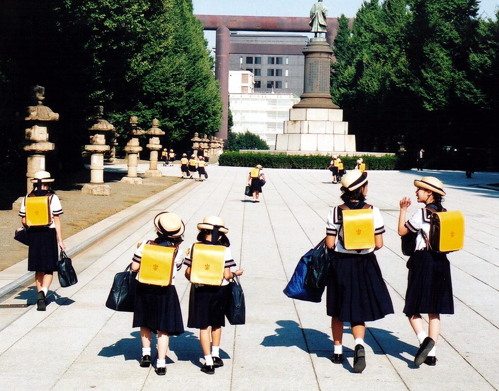 [school+kids+by+shrine.jpg]
