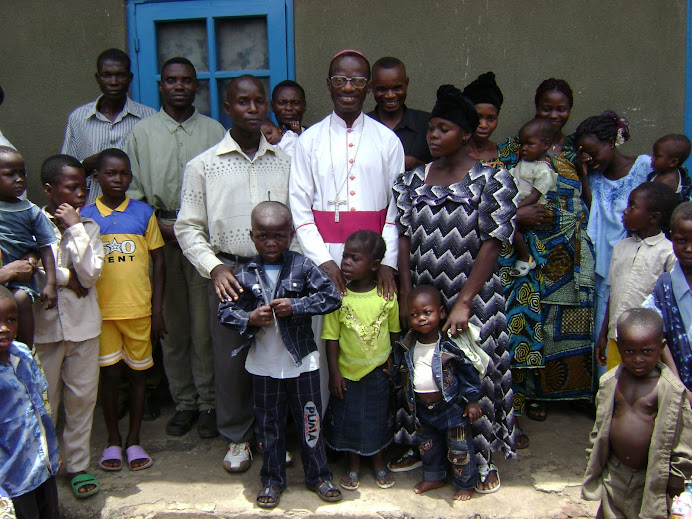 Mgr NKIERE avec la famille de l'Etudiant Alfred DEMBOCK MOMBE