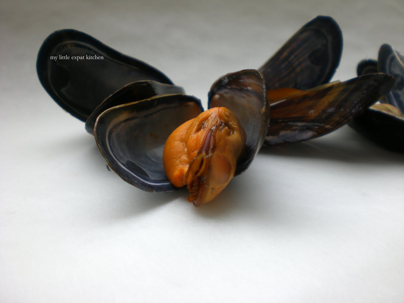 My Little Expat Kitchen How to clean mussels