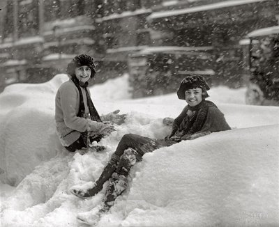 [girls+in+snow,+1922.jpg]