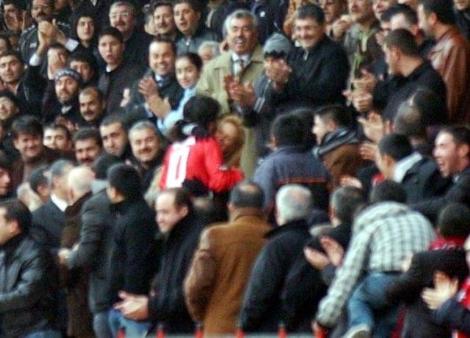 [LiveImages%5CSpor%20Foto%5CTabata'n%FDn%20ilgin%E7%20gol%20sevinci%5CD21183132.jpg]