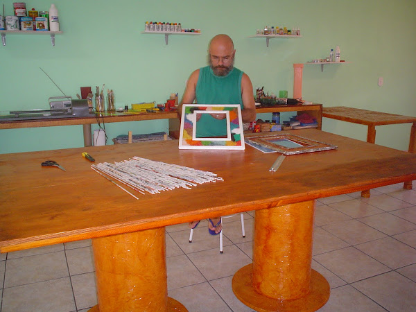 MESA COM BOBINAS RECOBERTAS DE JORNAL...