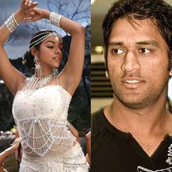 Dhoni visits Asin's house?