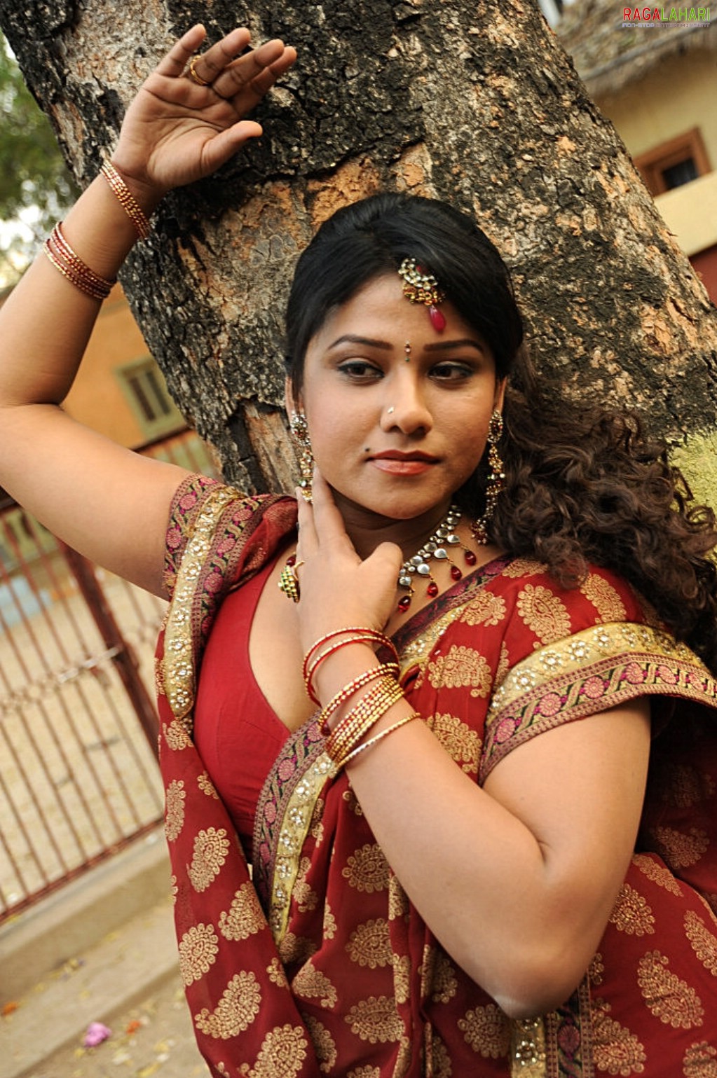 Big Boob Aunties: Jyothi Hot Clevage And Boob Show In Saree