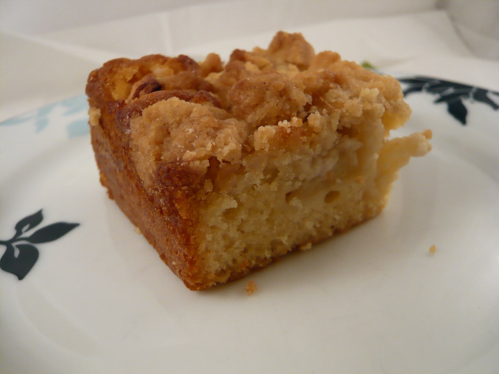 Cake, Crumbs and Cooking Cinnamon Apple Crumble cake