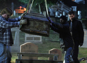FRINGE: Peter (Joshua Jackson, R) investigates a missing-persons case in the FRINGE episode 'Night of Desirable Objects' airing Thursday, September 24 (9:00-10:00 PM ET/PT) on FOX. ©2009 Fox Broadcasting Co. CR: Liane Hentscher/FOX FRINGE: Peter (Joshua Jackson, R) investigates a missing-persons case in the FRINGE episode 'Night of Desirable Objects' airing Thursday, September 24 (9:00-10:00 PM ET/PT) on FOX. ©2009 Fox Broadcasting Co. CR: Liane Hentscher/FOX