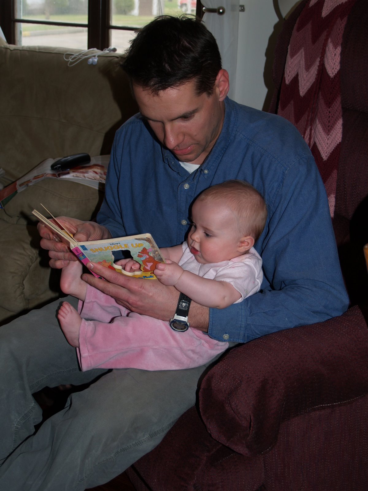 [Daddy+reads.JPG]
