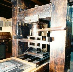 kopie van de originele drukpers van Gutenberg, de eigenlijke uitvinder van de boekdrukkunst...