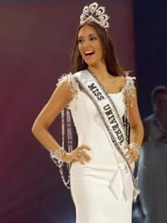 Khoảnh khắc đăng quang của các MU giai đoạn 2000-2010 Miss+Universe+2003-Miss+Dominican+Rep-Amelia+Vega
