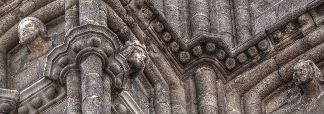 CABEZAS EN LA TORRE DE LA CATEDRAL