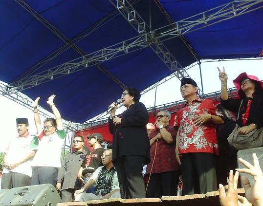 [mega+bersama+cagub+dan+cabup.JPG]