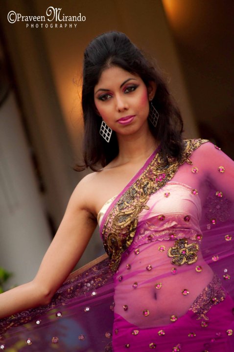 sri lankan women in saree. sri lankan women in saree. [FunOnTheNet] SriLankan models with Saree.