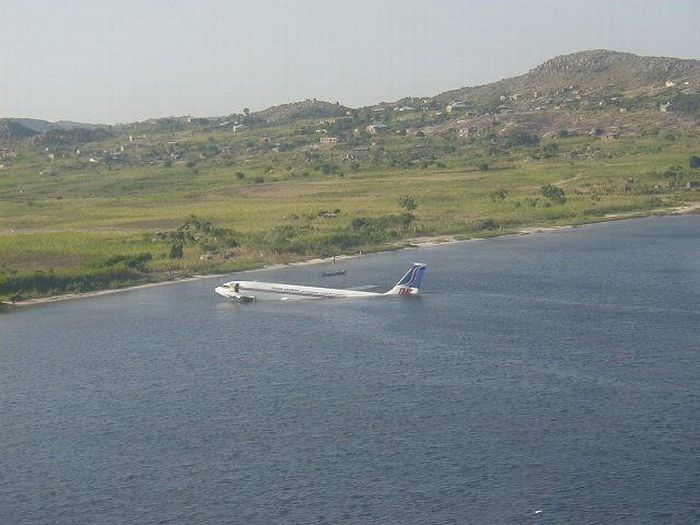 avion+en+el+agua.jpg