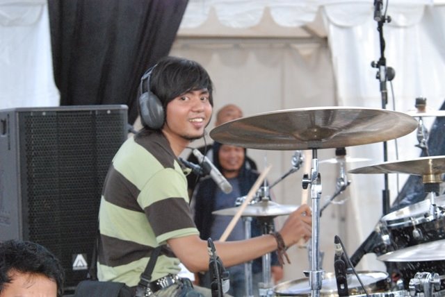 gue juga bisa maen drum weks !